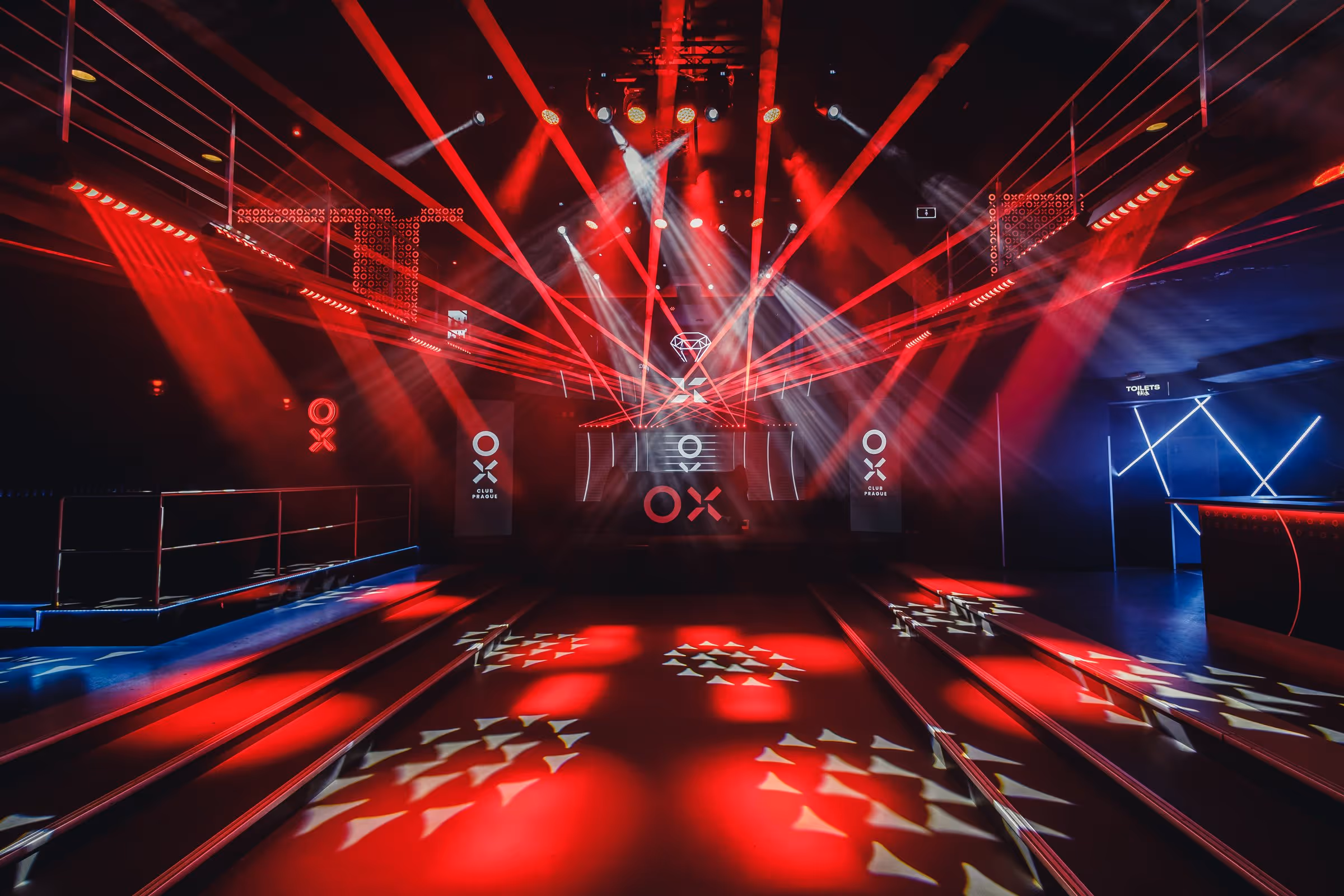 Головна зала OX Club Prague у світлі шоу